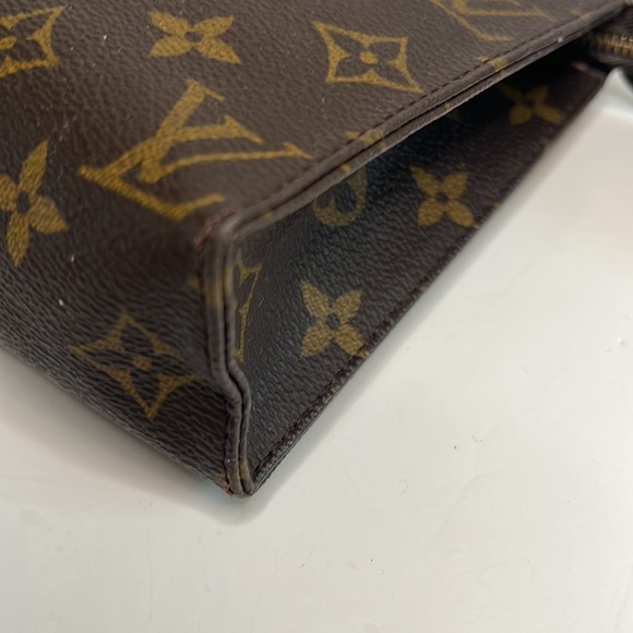 SOLD. Louis Vuitton Toiletry 19 pouch monogram - Picture 8 of 13